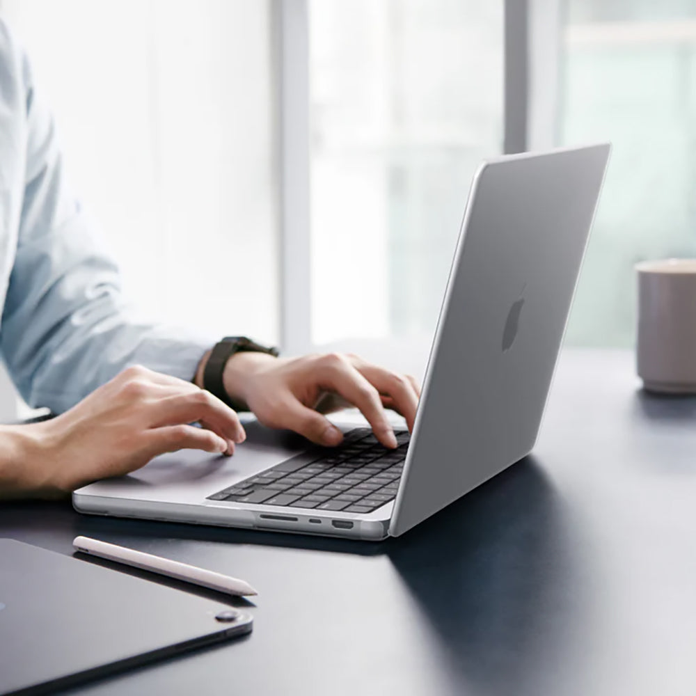 Husa Spigen Airskin pentru Apple MacBook Pro 16inch (2026) / (2024) / (2023) / (2021), Transparenta Satinata ACS11526