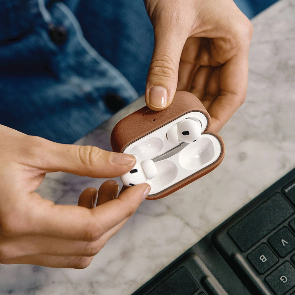 Husa UNIQ Lyden Vex pentru Apple AirPods Pro 3, Maro